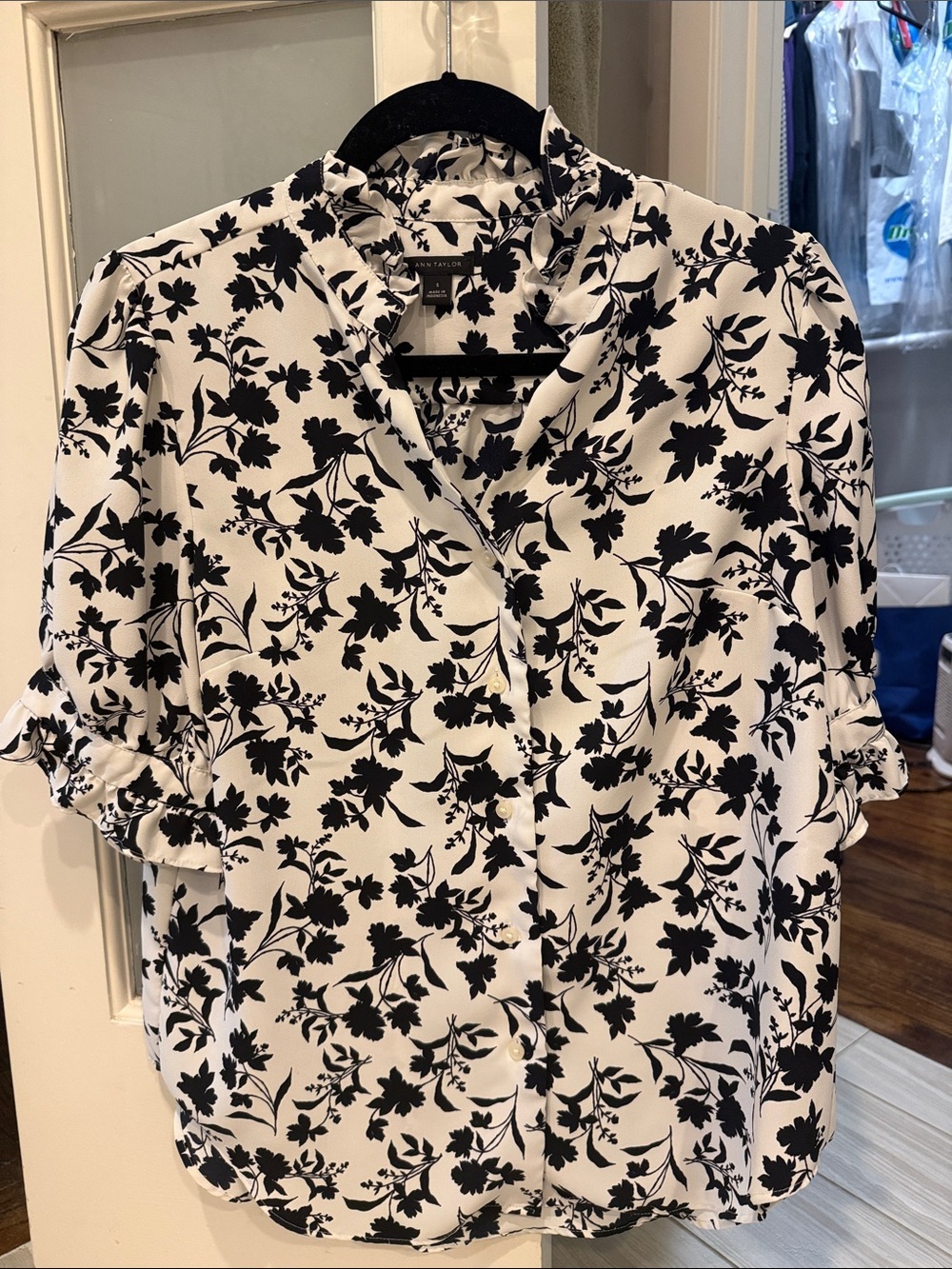 Ann Taylor ruffle sleeve blouse